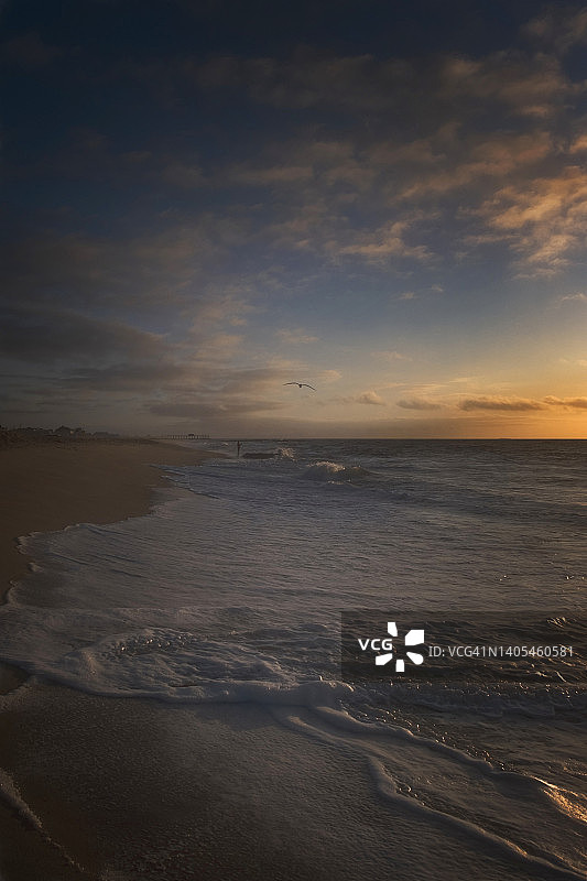 新泽西州贝尔马日出天空与海浪竖版照片图片素材