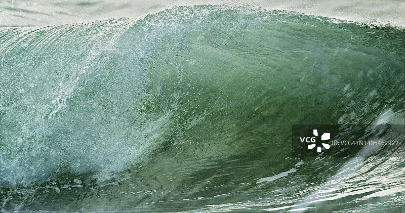 泽西海滩上惊艳的绿色海浪拍打着海岸图片素材