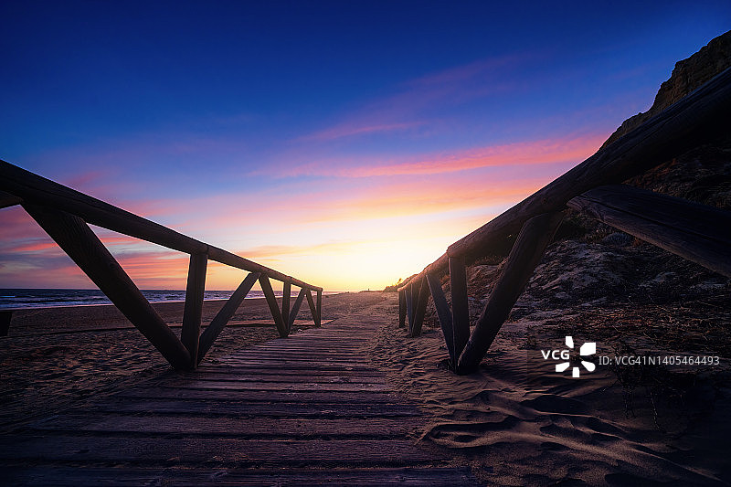 韦尔瓦海滩日落时的木制小路，安达卢西亚风光图片素材
