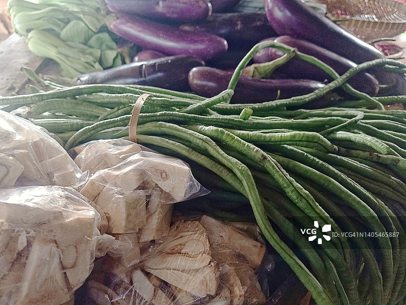 紫色茄子和新鲜蔬菜图片素材