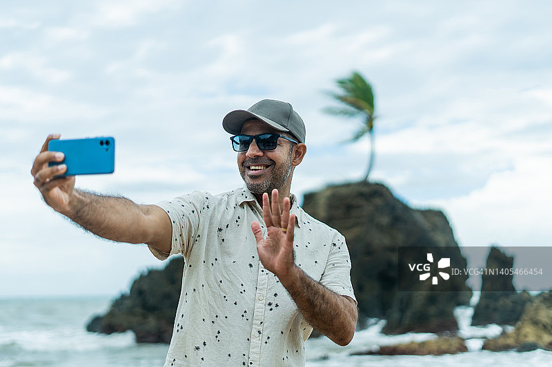 游客在海滩上自拍图片素材