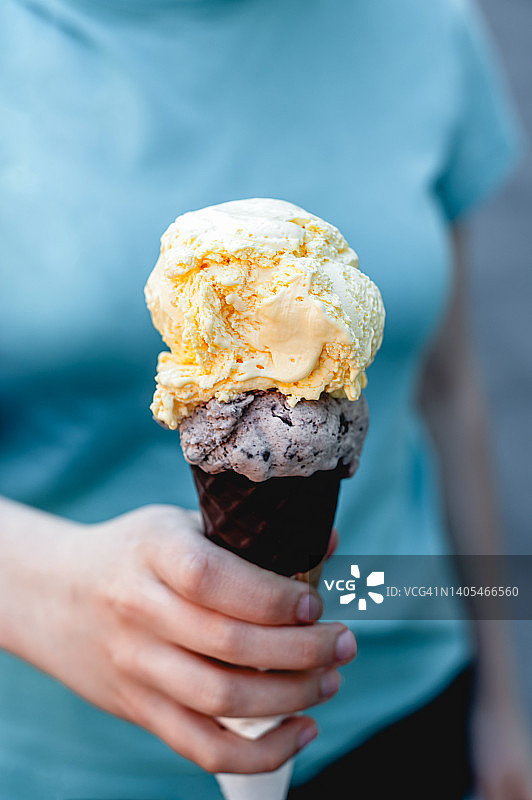 华夫饼甜筒中的两个冰淇淋球图片素材