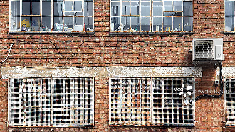 旧工业建筑的窗户和空调图片素材