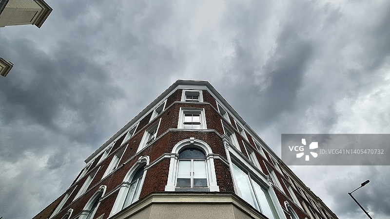 暴风雨天气的转角建筑图片素材
