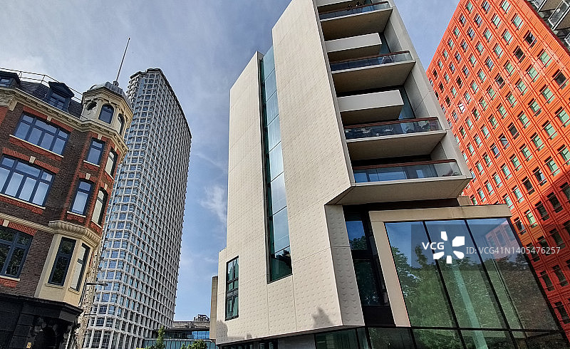 现代与古典建筑混合：伦敦圣吉尔斯中心庭院，位于科文特花园和新牛津街之间图片素材