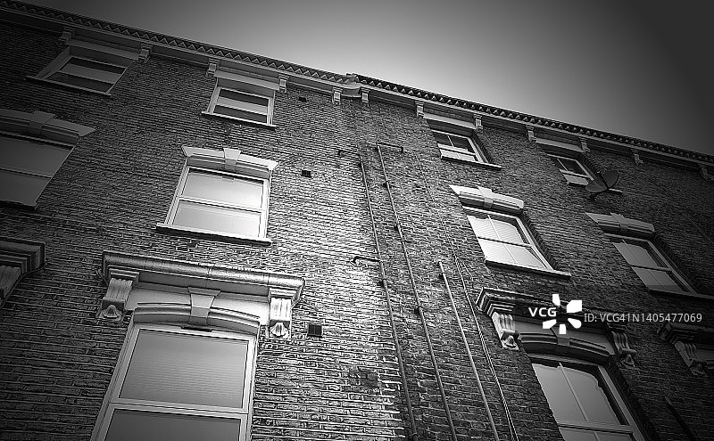 黑白影像：英国伦敦的住宅楼外墙图片素材