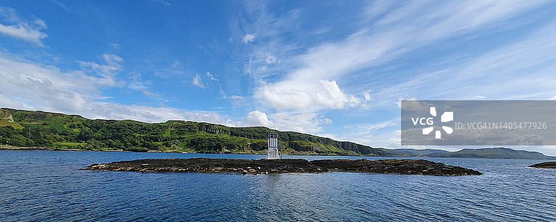 带有白色灯标的岛屿图片素材