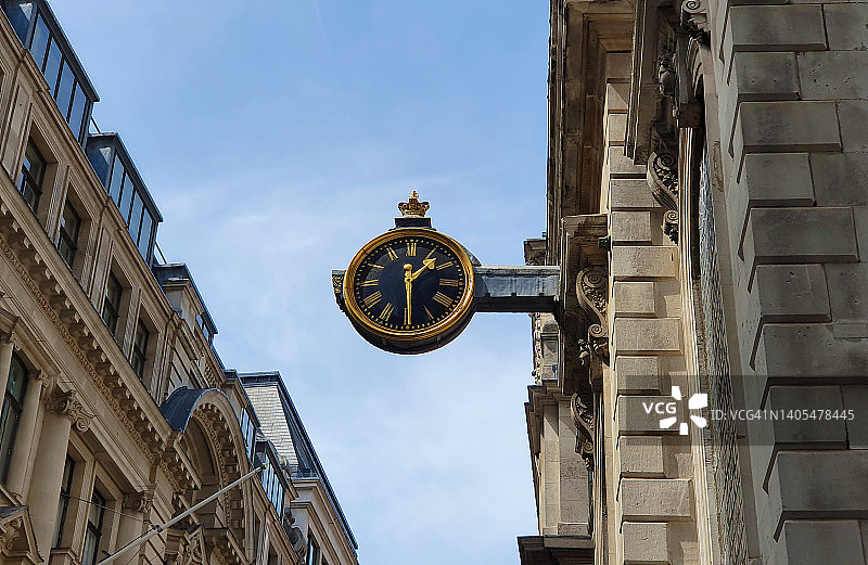英国伦敦街道上的历史镀金挂钟图片素材