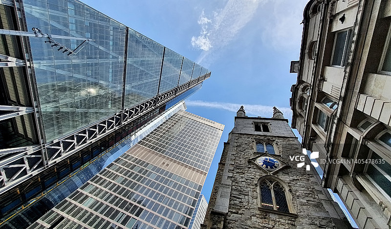 伦敦市高层办公楼：Leadenhall大厦和圣安德鲁教堂的仰视视角图片素材