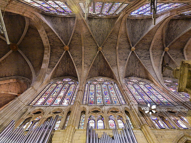西班牙莱昂圣玛利亚德拉雷格拉大教堂中殿的哥特式拱顶和彩色玻璃窗图片素材