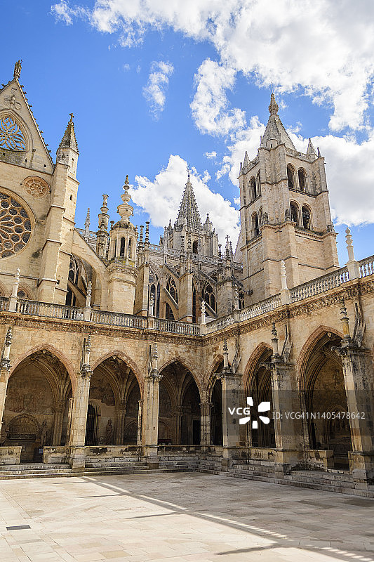 西班牙莱昂圣玛丽亚德拉雷格拉大教堂的北部钟楼和哥特式回廊图片素材