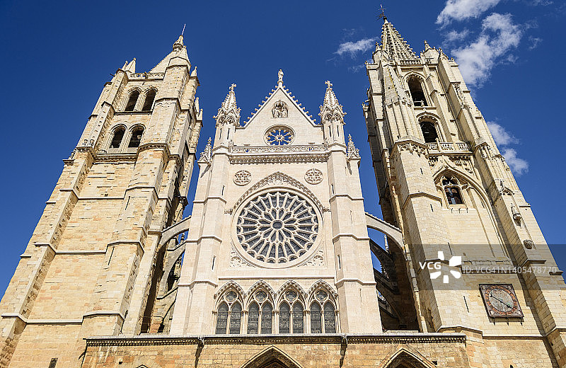西班牙莱昂大教堂的哥特式外观和西玫瑰窗图片素材