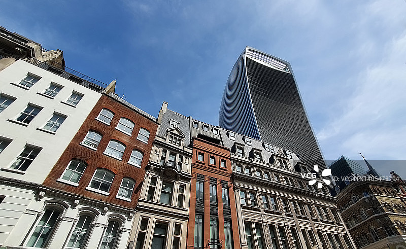 从伦敦市中心Eastcheap街看到的对讲机大楼（芬丘奇街20号）图片素材