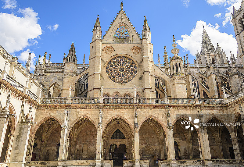 西班牙莱昂圣玛丽亚·德拉雷格拉大教堂的北立面、北玫瑰窗和回廊图片素材