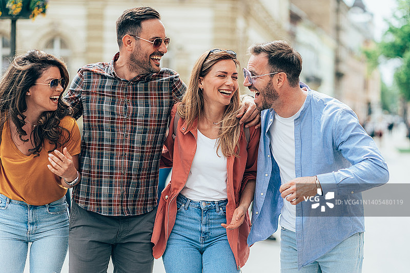 朋友们在城市户外玩耍，其乐融融图片素材