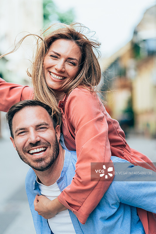 户外幸福年轻情侣肖像图片素材