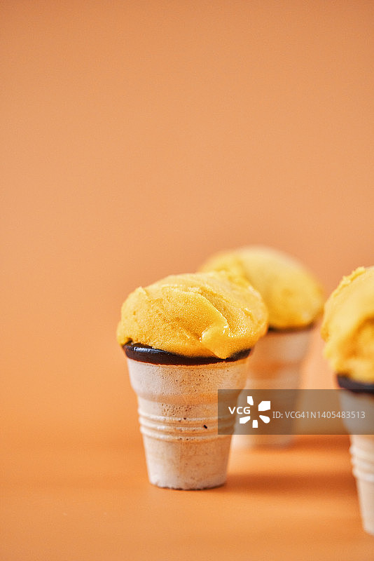 巧克力甜筒芒果冰淇淋图片素材