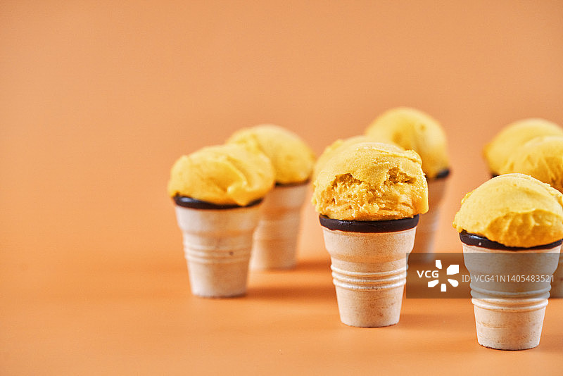 巧克力甜筒芒果冰淇淋图片素材