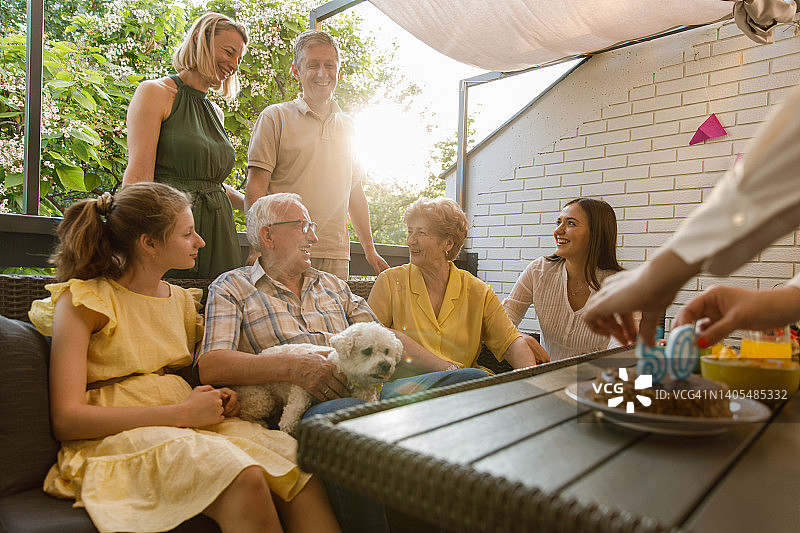 老年夫妇与子女庆祝50周年纪念日图片素材