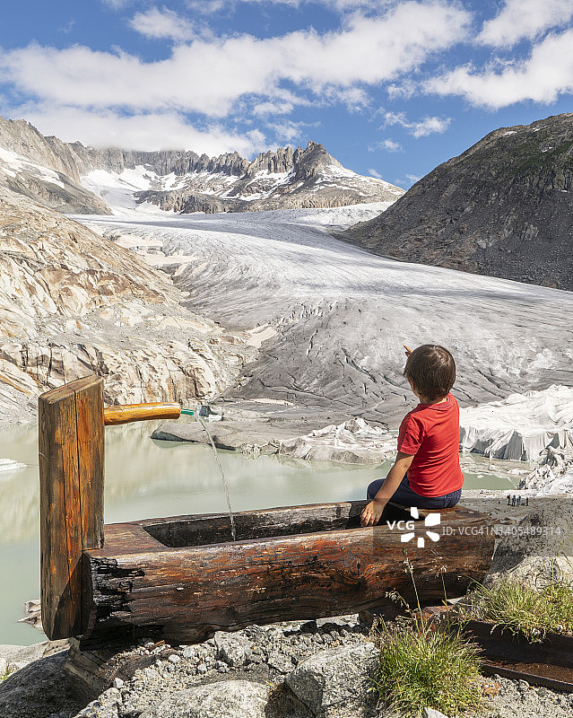 冰川上的喷泉和男孩图片素材