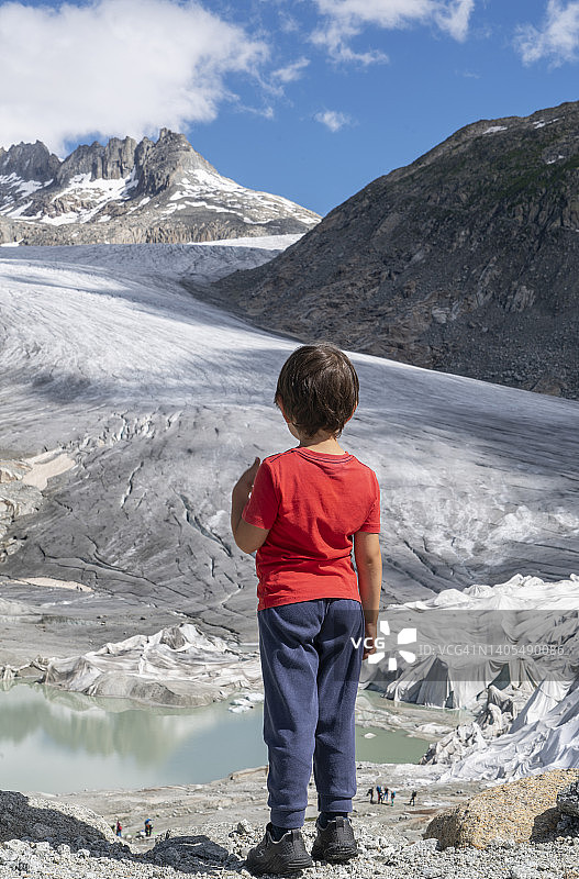 小男孩观看冰川图片素材