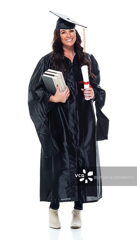 站在白色背景前，手拿教科书的年轻白人女大学生图片素材