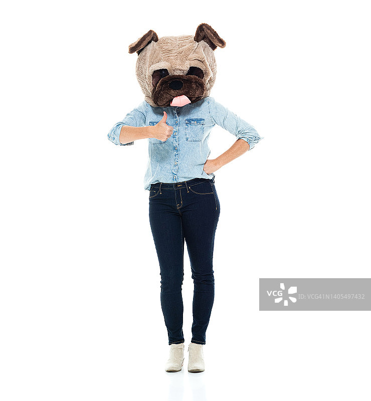 戴着面具的中年白人图片素材