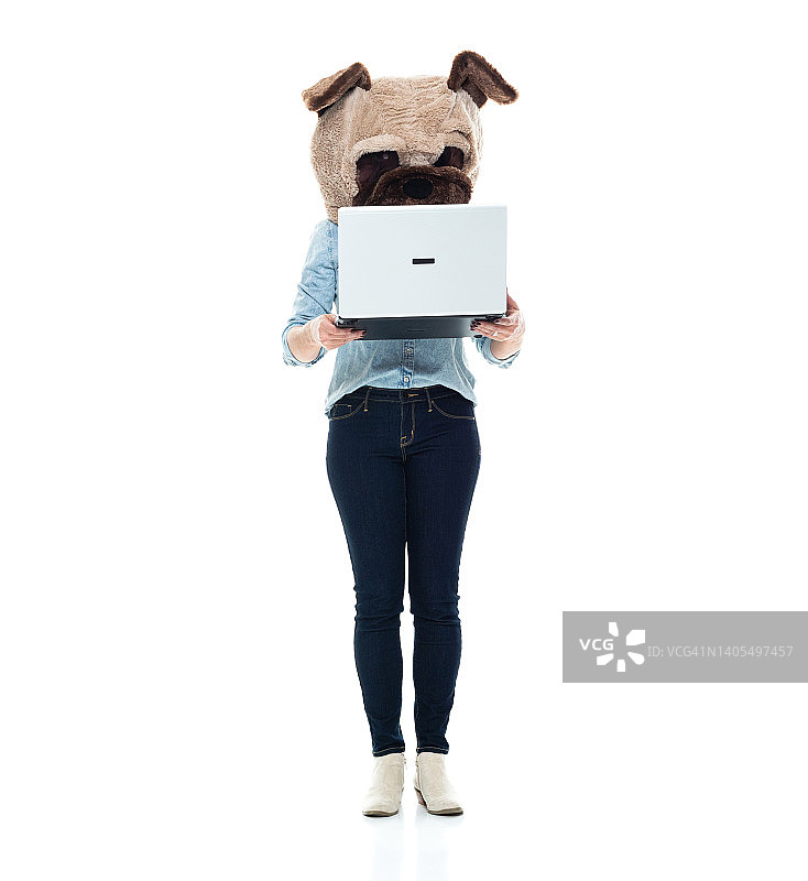 穿着犬类服装使用电脑的中年白人图片素材