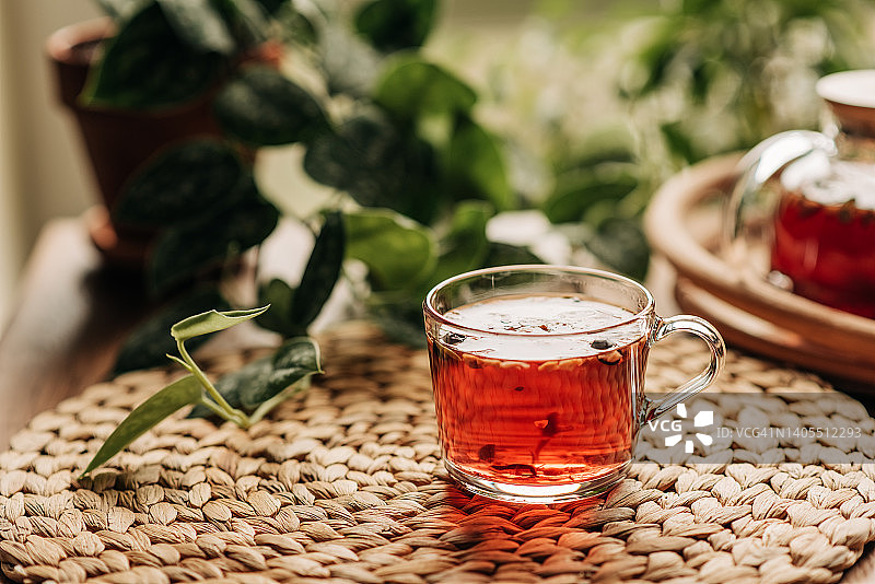 乡村背景下的热气腾腾的红茶图片素材