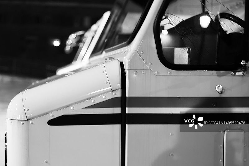 一排停放的邮政卡车图片素材