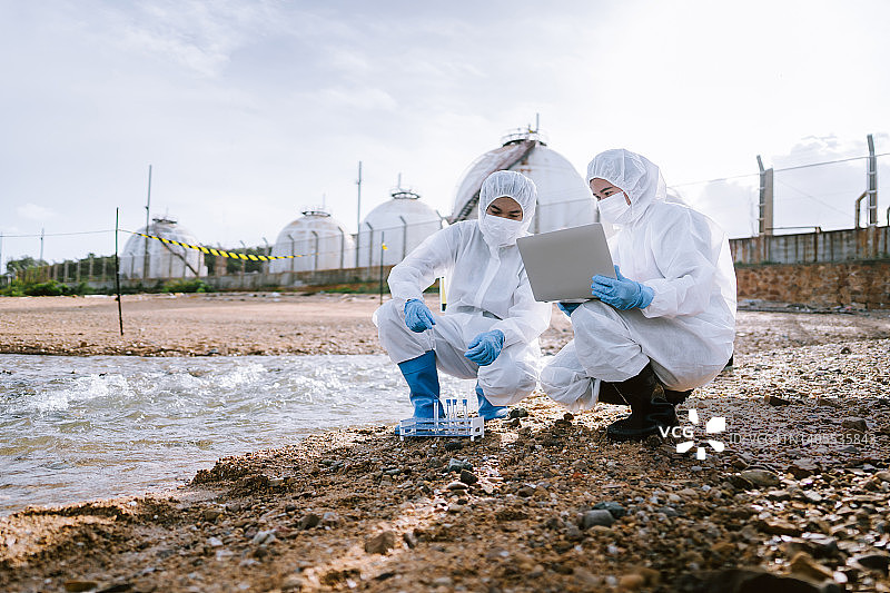 两位科学家在工厂中检测水质图片素材