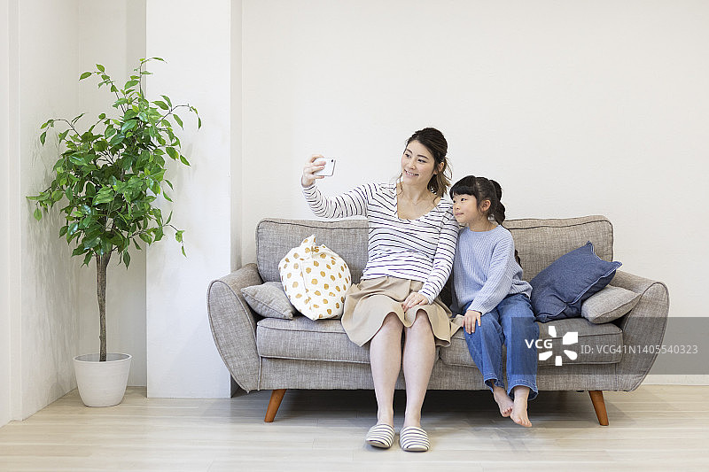 母亲和女儿在拍照图片素材