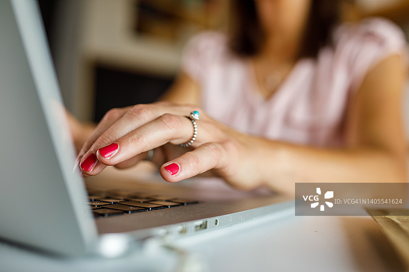 商务人士在笔记本电脑键盘上输入数据图片素材