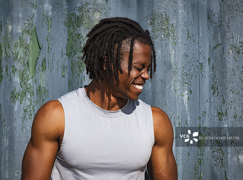 户外微笑男运动员图片素材