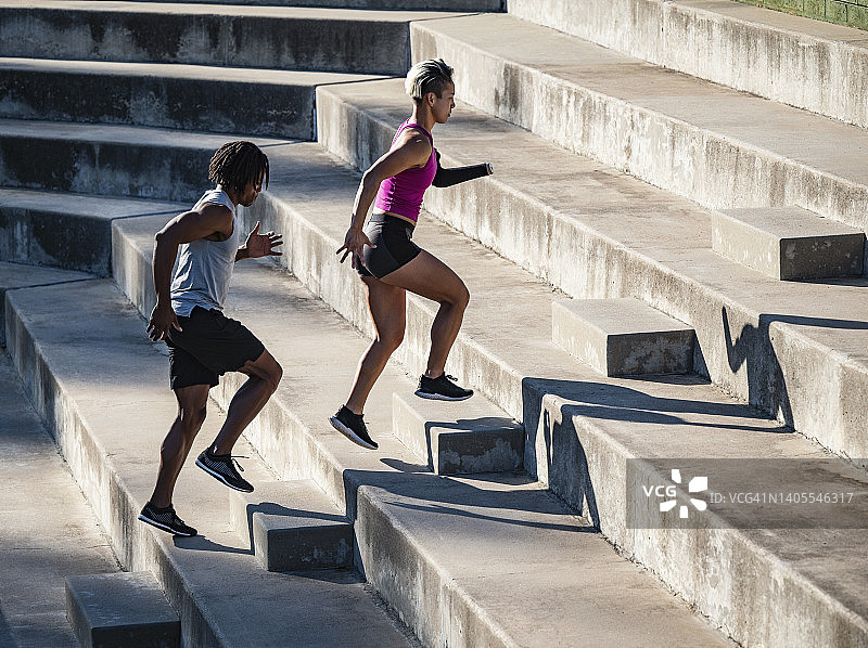 手部截肢的健壮男女跑上台阶图片素材
