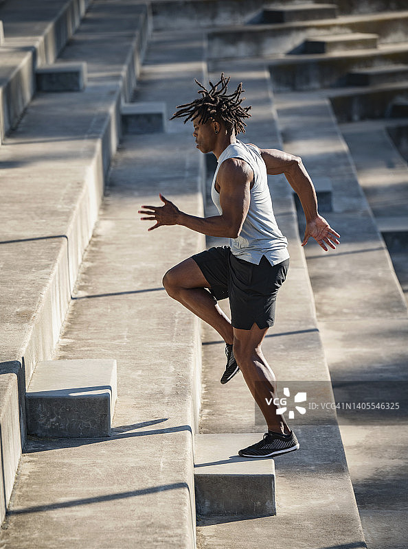 跑上台阶的健壮男人图片素材