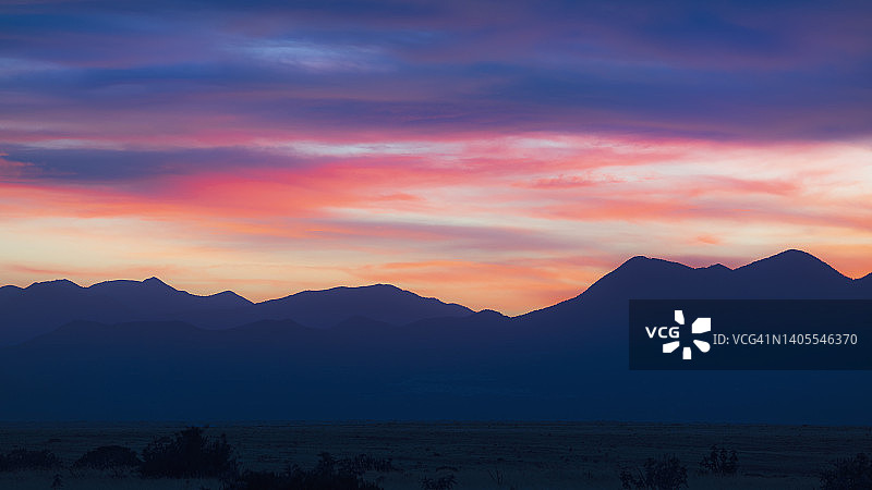 美国新墨西哥州圣达菲，杰梅斯山上空夕阳图片素材