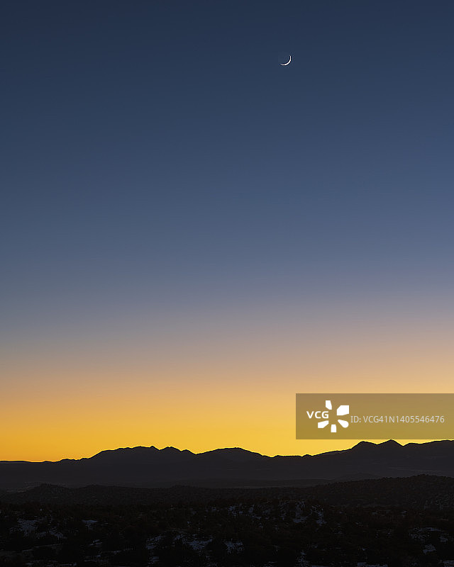 美国新墨西哥州，圣达菲，黄昏时分的Jemez山脉与天空中的新月图片素材