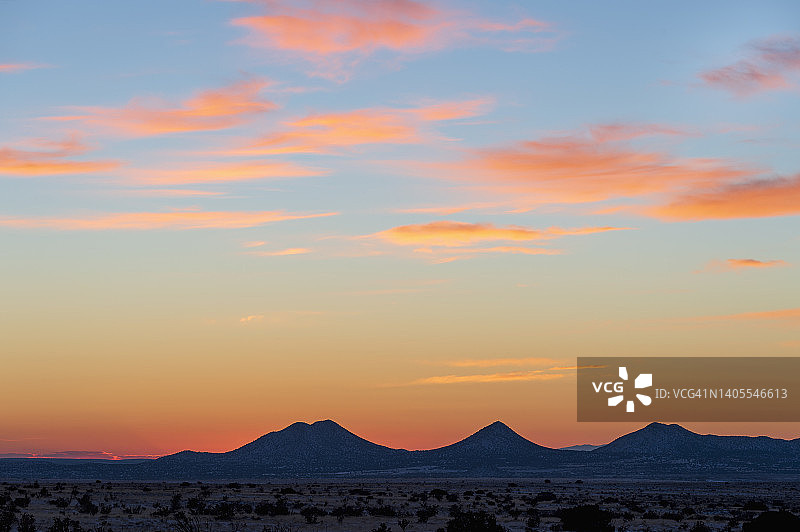 美国新墨西哥州圣菲，塞里洛斯山州立公园的日落沙漠景观图片素材
