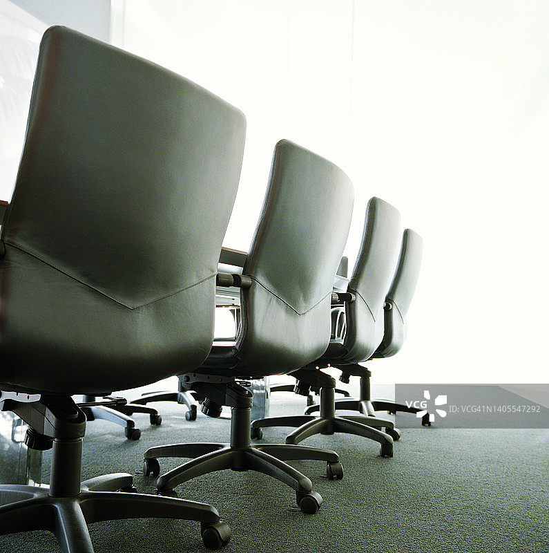 空旷的会议室与黑色椅子图片素材