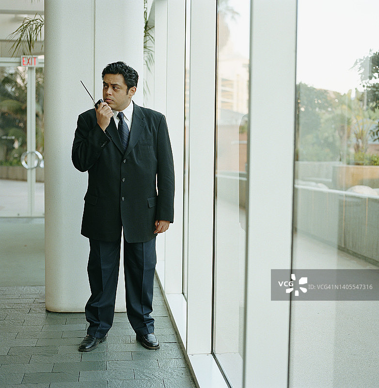 大堂保安手持对讲机图片素材