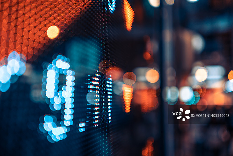 街上的金融证券交易所市场显示屏选择性聚焦图片素材