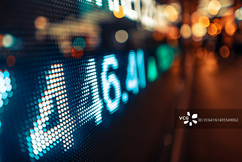 街上的金融证券交易所市场显示屏选择性聚焦图片素材