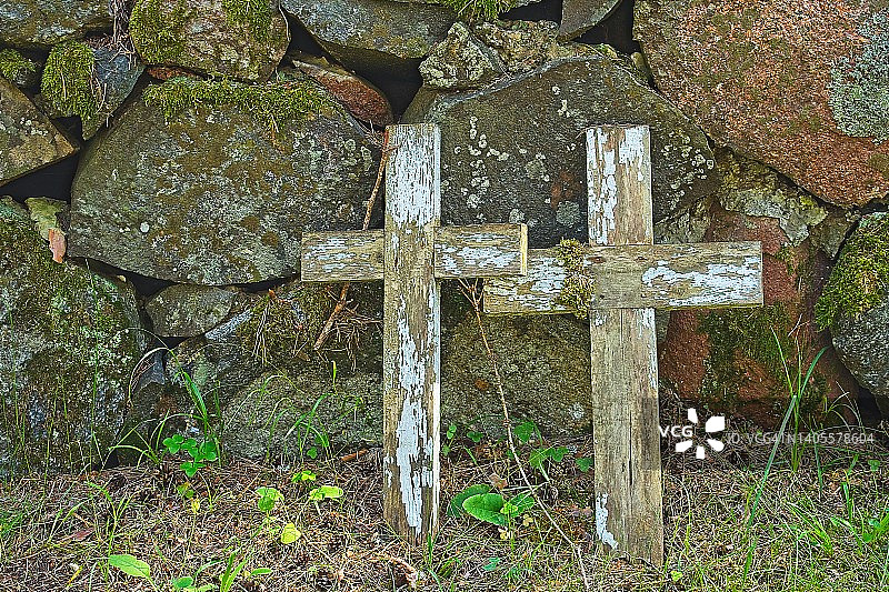 墓地里的旧十字架图片素材