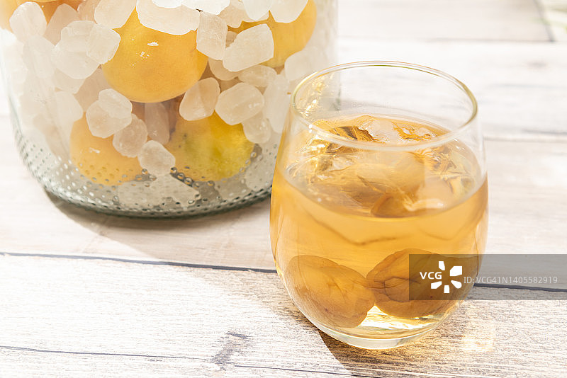 自制李子酒图片素材