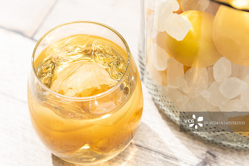 自制李子酒图片素材