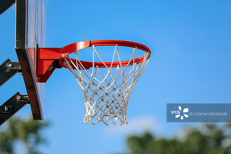 室外学校操场上的空篮球架图片素材