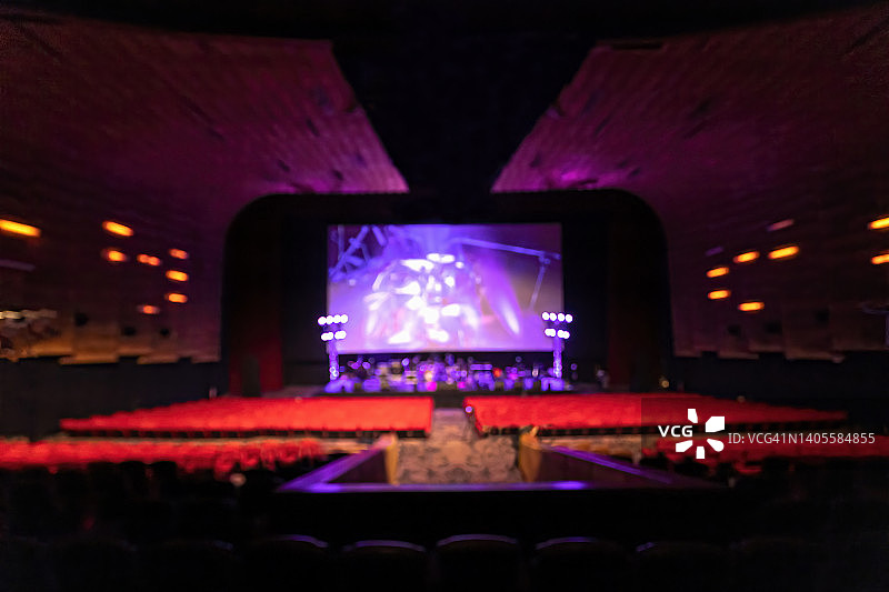 虚焦的空旷电影院和舞台图片素材