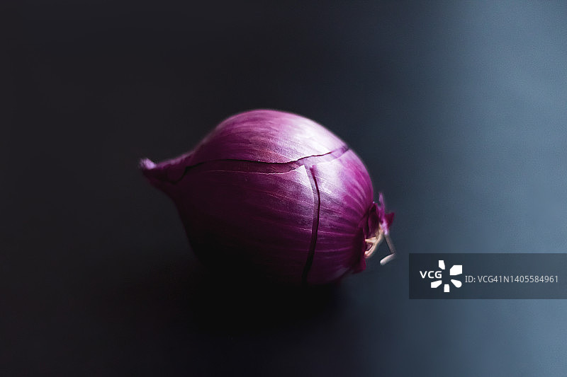 厨房桌上的一颗红洋葱图片素材