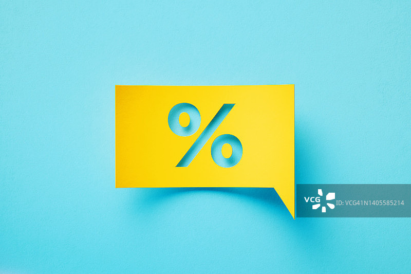 绿松石背景上的黄色矩形百分比符号聊天气泡图片素材